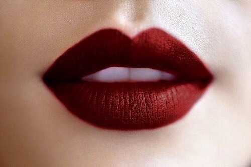 Finish the look with a dark lipstick 💋
