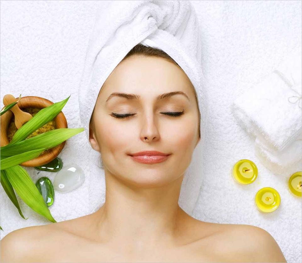 Instant glow
Mix three spoonfuls of green tea with a spoonful of powdered cocoa and spoonful of almond oil.