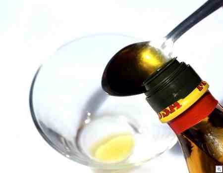 Step 1
Put a teaspoon of extra-virgin olive oil in a bowl.