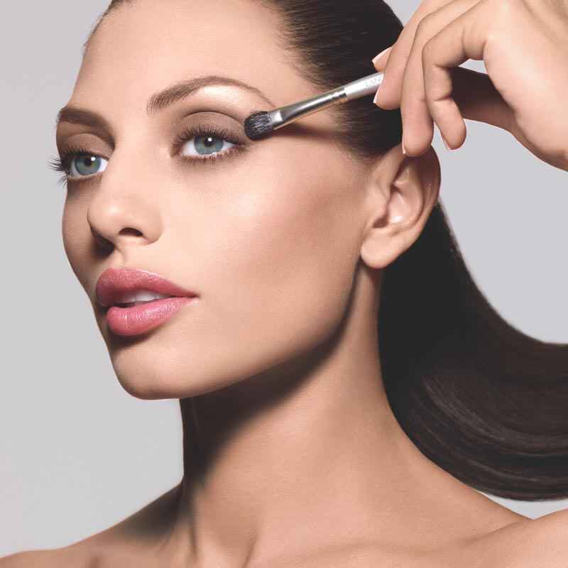 Now, it's time for eye shadow