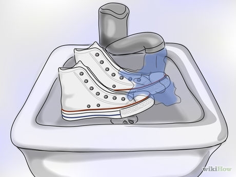 
Rinse the shoes under running water. Drench your Converse shoes in cold water. You can either rinse them under a running faucet or dunk them into a large bucket or basin of water