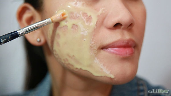 Another option is to make a thick paste of powdered oatmeal and buttermilk. Apply this paste on the affected area, leave for about half an hour, and wash it off with cold water.