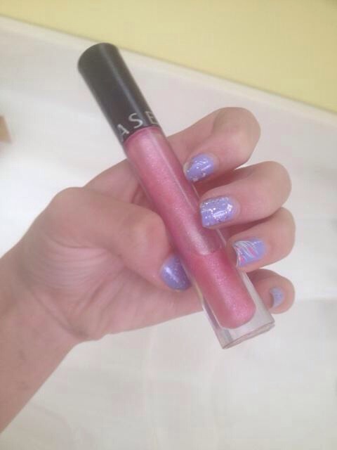 If you don't choose to go crazy with your lips, then apply a light lip gloss color. 💖