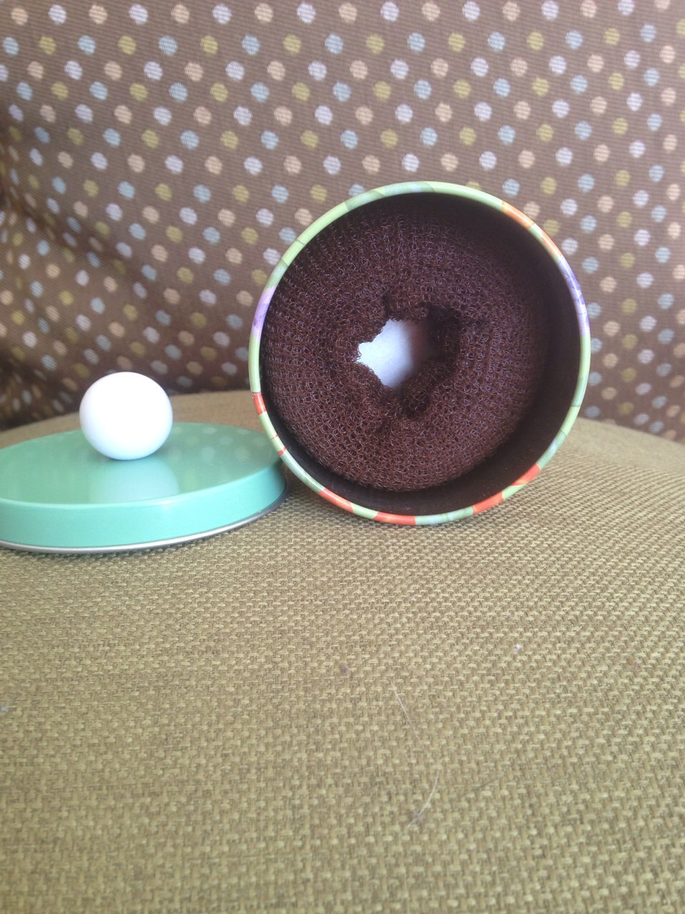 Put your hair donut in the tin. Make sure the in is not to small, you want as much of the hair donut as possible. But not so big that the donut is loose, a tight fit will help the donut not to move and clean your brushes. 