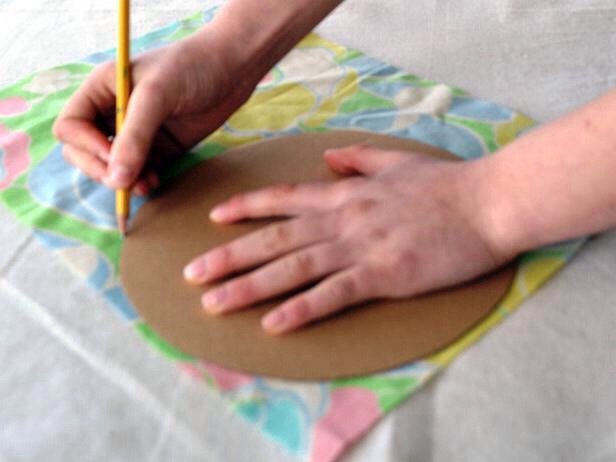 Then with the circle you've just made draw around your piece of fabric. But if you dont have a piece of fabrics you could paint on the circle what ever you please😜 