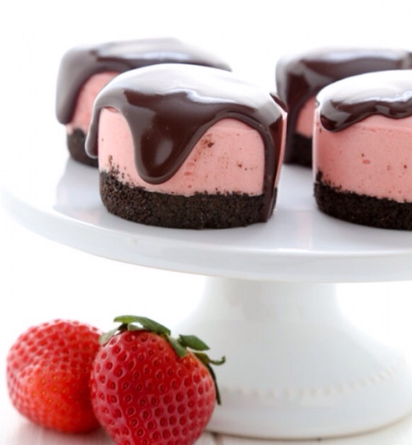 No bake strawberry cheesecakes with chocolate ganache 