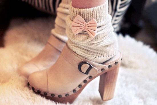 Socks: One pair of light-weight or medium-weight socks works best. Socks are made from a variety of materials, including polyester, silk, wool and nylon. Some socks have wicking properties similar to long underwear, meaning your feet will stay dry and comfortable.