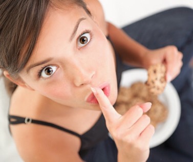 🚫Mistake #2: Going crazy on a cheat day. Splurging 1x/week can help satisfy cravings & can even spike metabolism & help you burn calories efficiently. But cheat day can become a HUGE food-eating contest. Going overboard can set you back thousands of calories & make you feel sick & bloated for days.