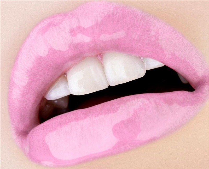 16. Just apply honey to your chapped and dry lips. You lips will become smooth and moisturized with the gentle care of honey.