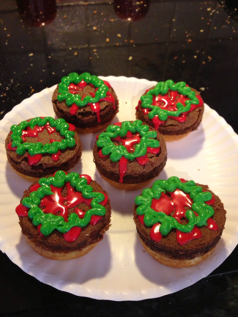 Use ziplock bags to dispense the icing. 
Cut a small hole in one corner and zig zag to get the effect of lettuce. 