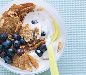 Cereal "Sundae"
A bowl of fiber-rich bran flakes(about 1½ cups)with 8ounce of low-fat milk.Make it portable by replacing the milk with lemon or vanilla yogurt and mixing it in a to-go container.Increase the fiber and vitamins by adding ¼ cup of nuts or fresh or dried fruit, such as chopped pecans.
