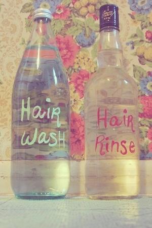 Baking soda and apple cider vinegar will get all the build-up out of your hair.
A pinner says: “it gets all products out of your hair with one wash and rinse. cheap and easy :-)”