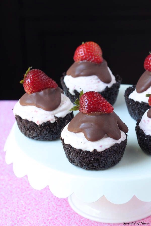 No bake strawberry cheesecakes with chocolate ganache 