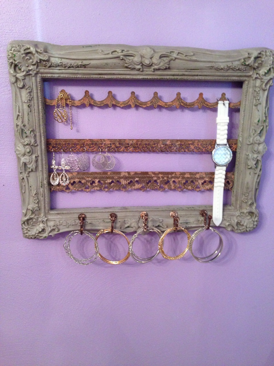 Ok now this is a jewelry hanger. I absolutely love it. 