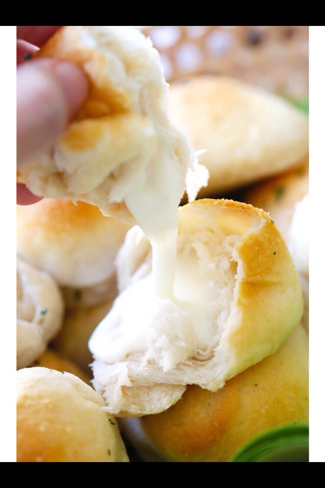 Garlic Butter Cheesy Crescent Roll