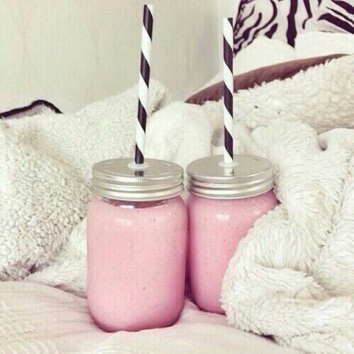 Straw-nana :)
-1 frozen banana (pieces)
- 1/2 cup of almond milk
- 1/2 cup of frozen strawberries
Extra: protein powder, cinnamon , 1 tbsp of flax meal