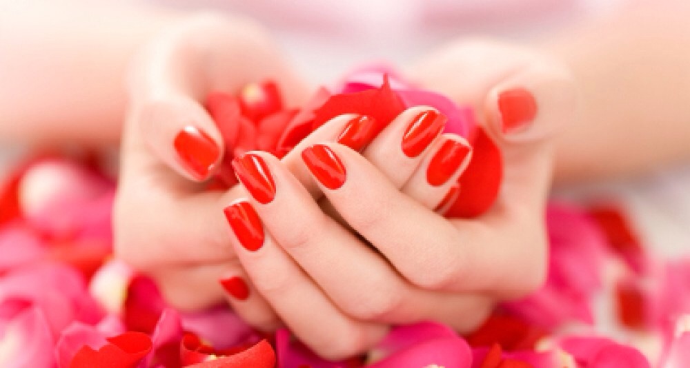 3.UNBREAKABLE NAILS: a quick tip for unbreakable nails is rubbing your nails with castor oil before going to sleep at night. Leave it on overnight for extra strong nails.