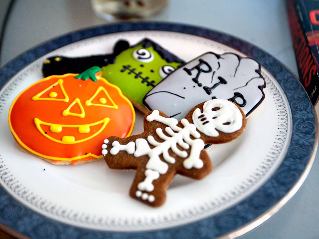Skeleton faces cookies with 3D icing 