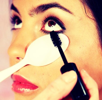 1. Repurposed Plastic Spoon
Use a plastic spoon to easily apply mascara on your bottom lashes without getting any on the skin under your eyes. It also helps you to accomplish a much thicker coat.