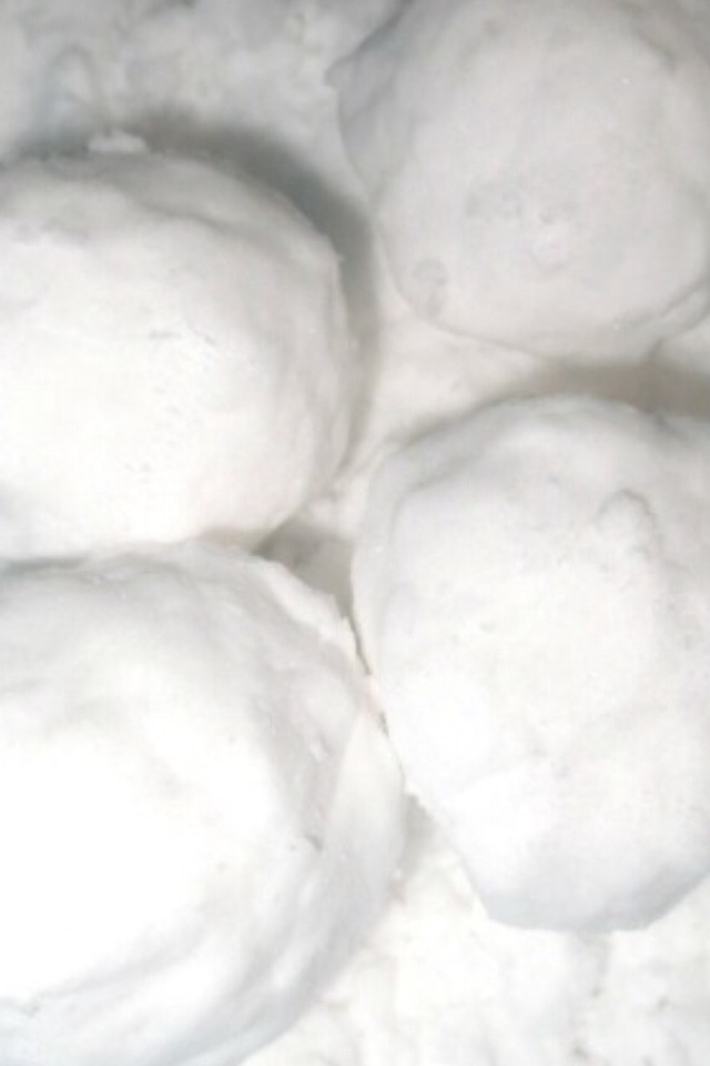 Mix ingredients together until blended! It will act just like snow, and be cool to the touch!