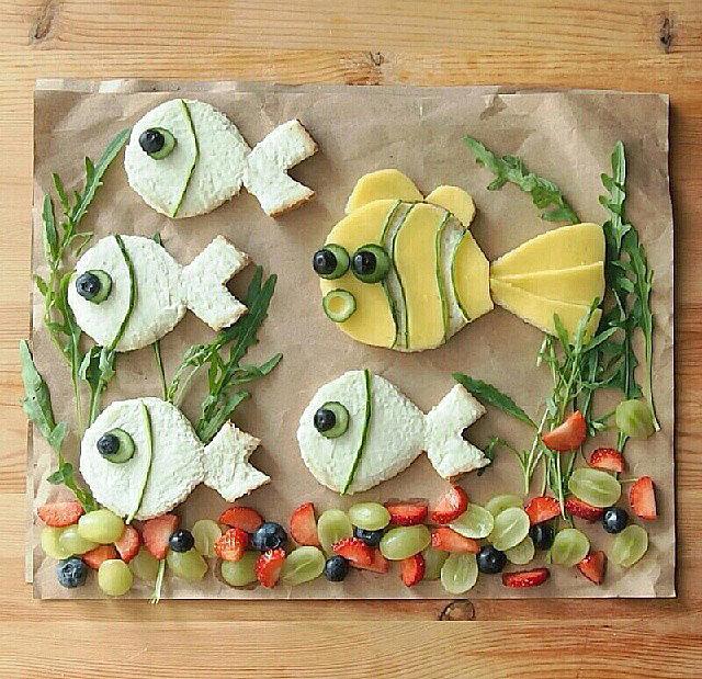 Under the Sea
Re-create an oceanic landscape using fruit, veggies, and cream-cheese-covered bread.