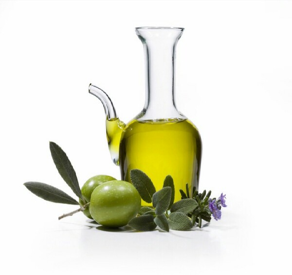 Put half a spoonful of olive oil into the mixture. This will make your lips very smooth.