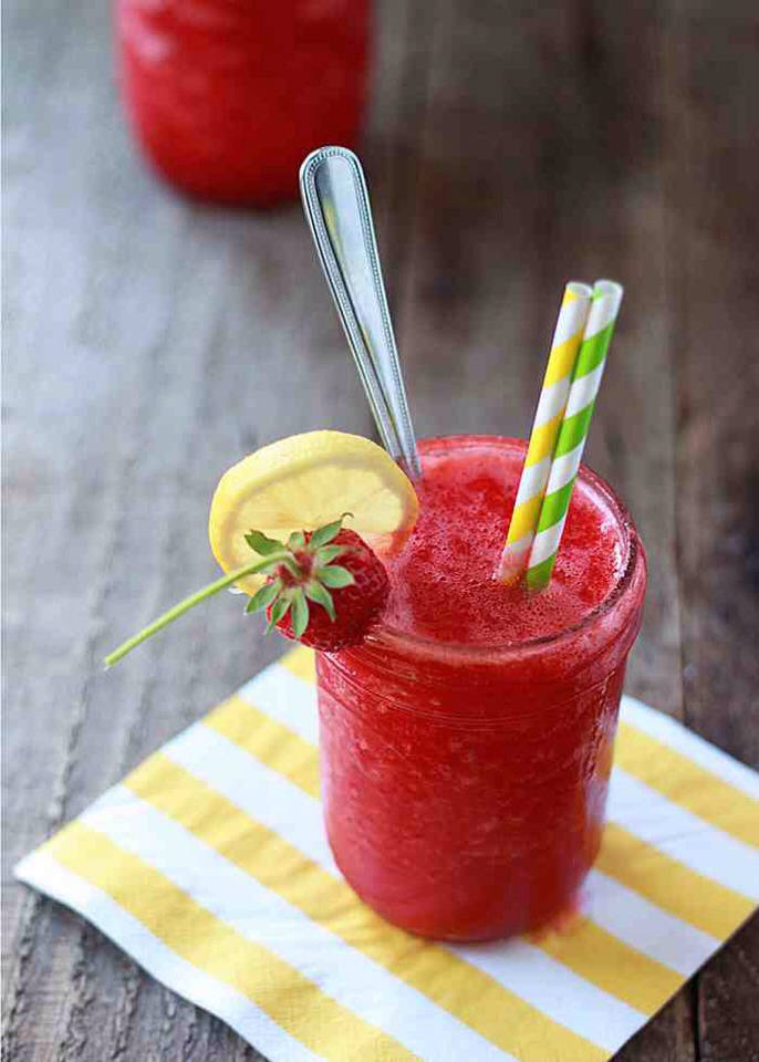 🍹Boozy Strawberry Lemonade Slushies🍹