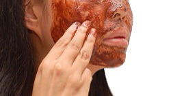 5.Apply to your face while cool but not hardened. Before the chocolate becomes hard, smear on your face and leave it on until it hardens. Relax lying down while waiting.