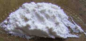 6. Wash with baking soda – Instead of using shampoo, apply baking soda to your scalp and rub well. Rinse out and dry. After a few weeks natural oils should start to be produced that will nourish the scalp to produce fewer if any flakes. Then go back to shampoo.

