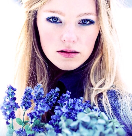 3. LIGHT EYES: If you have blue or green eyes, than opt for eye shadows that have a blue and green hint to them. Even bold blues and greens will work. These colors will really make your eyes pop.