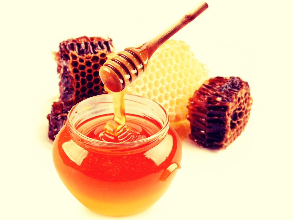 š Soothing š
Combine 2 tablespoons of Honey with 1 tablespoon of Fresh Lemon Juice.
Leave on your face for around 20 minutes.
This mask heals, moisturises and balances the pH levels of the skin š