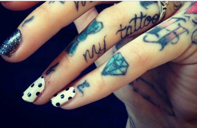   Beautiful Dainty Finger Tattoos For Women!