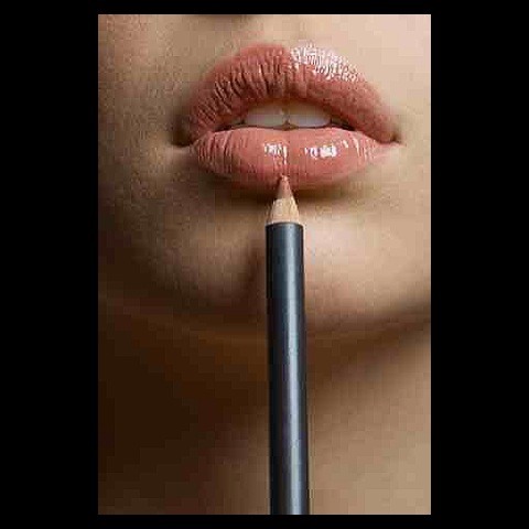 🌸 Apply a light shade of base foundation around the new lip line you've created with a lip brush. This step isn't needed, but it allows for a more plumper look. You can skip this step if you wish to.