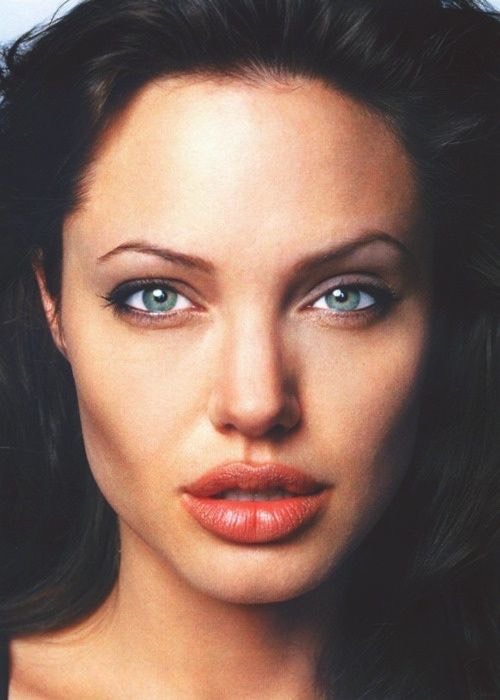 Even if you weren’t born with lips like AngelinaJolie,you can do some small changes to help you have fuller and sensualLips without any needle or another painful procedure toBe involved.
Small cheats,or care orMakeup tricks give youThe chance to make your lips look extremely attractive.Here they are: