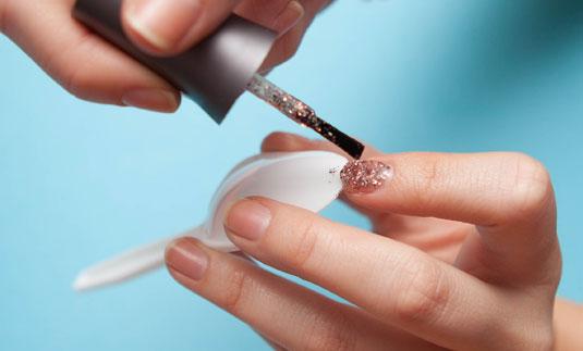 11. Prevent the polish from getting on the skin around your nails by holding the tip of the spoon underneath your nail. Grab a plastic spoon and hold the tip underneath your nails while you paint to prevent the polish from getting on the skin on the tip of your fingers.