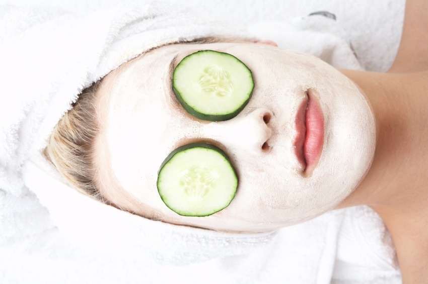 By using 2x teaspoon of honey and 1x mashed up banana (into a thick paste kinda thing) and then either mint for skin with loads of blackheads or lemon juice drops for spot outbreaks (lemon I use a lot of on my mask because my skin is so dry😦) leave on for 15mins wash off soft towel dry👸