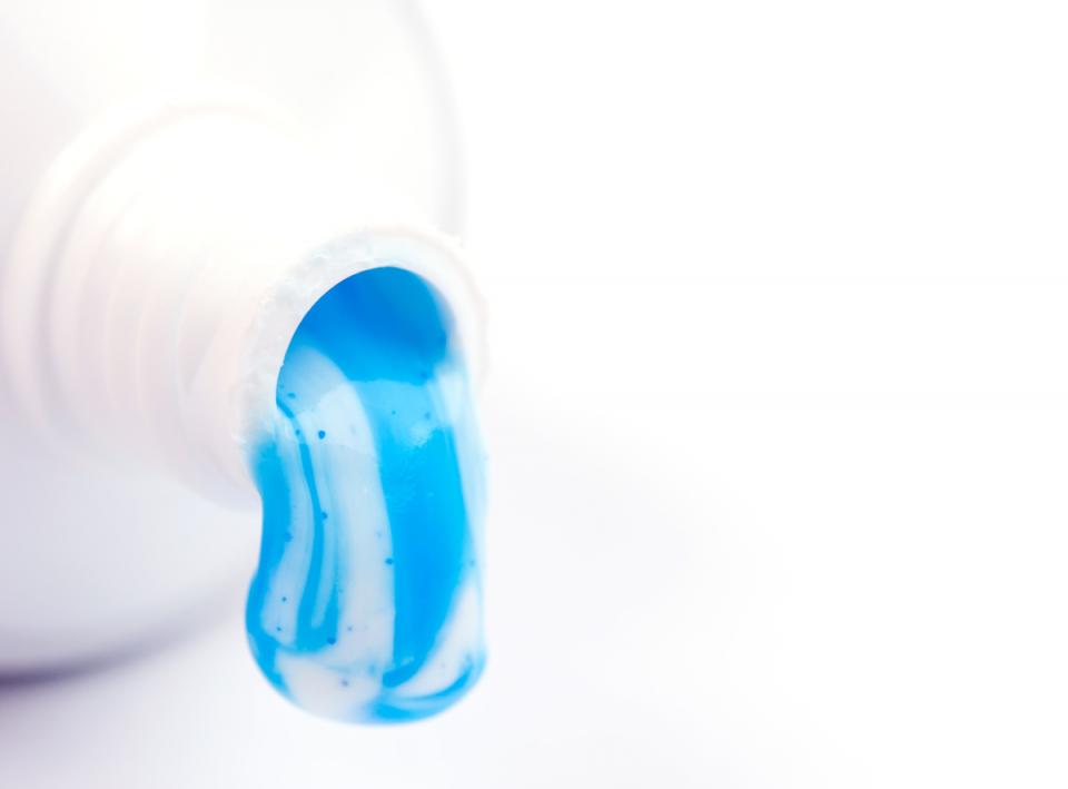applying a bit of toothpaste to a pimple before bed and washing it off with warm water when you wake up in the morning. They say that toothpastes draws impurities out of clogged pores and dries the skin with shrinks the pimple. Opt for organic toothpastes rather than gel toothpastes which don't work