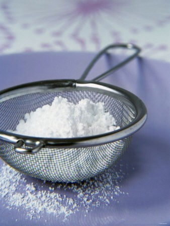 Add icing sugar (optional) as a finishing touch to create a snow effect!
