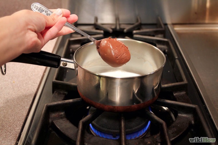 Take out a saucepan and pour about 1/4 cup of the milk into the pan. Then add 2 spoonfuls of Nutella but you can add more if you like. Put the saucepan on medium to low heat🔥