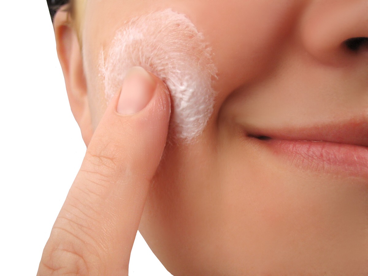 For a cleansing mask for dry skin, mix the yolk of an egg with 2 teaspoons mayonnaise and 1/2 teaspoon lemon juice. Apply to your face and allow to dry for 20 minutes. Wash off with warm water.
