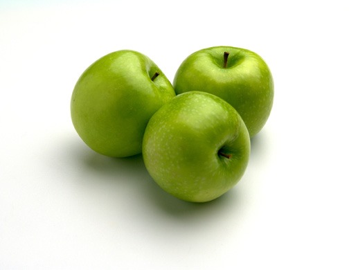 2 green apples
Apples are full of antioxidants and free radical–fighting vitamin C. Also, apples give you tons of fiber, which, helps you eliminate toxins from the body.