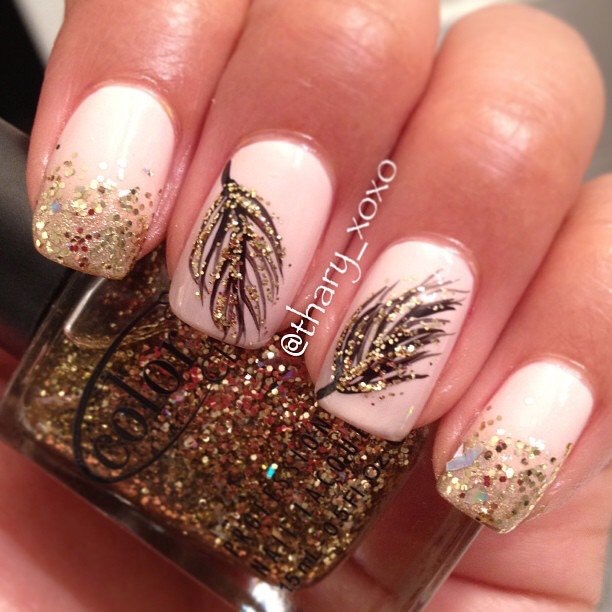 Omg love the white nails and the super cute feathers! Super duper cute! \^o^/
Gold and White perfect combo! And best of all! Matches with everything!