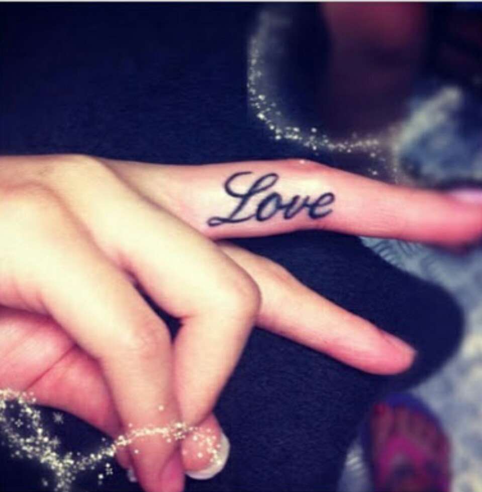  Beautiful Dainty Finger Tattoos For Women!