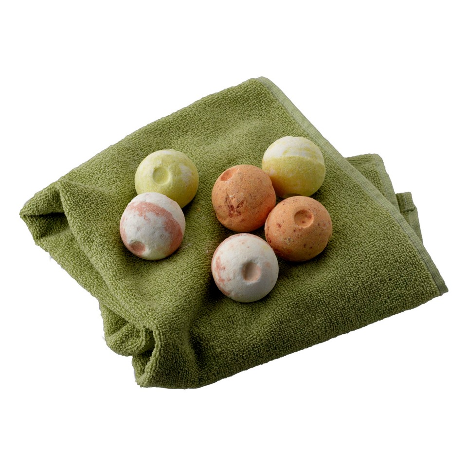 
Select an essential oil. Add 5 drops if it's one of the stronger scents (peppermint, lavender), 6 if it's a weaker one (lemon, grapefruit). Mix well. Firmly pack mixture into small baking molds. We used 1/4 cup for each fizzy, which is good for one bath.