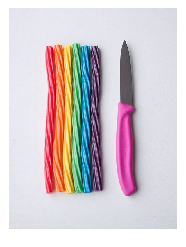 TWIZZLER FLOWER TOPPERS FOR THE PERFECT SPRING CAKE