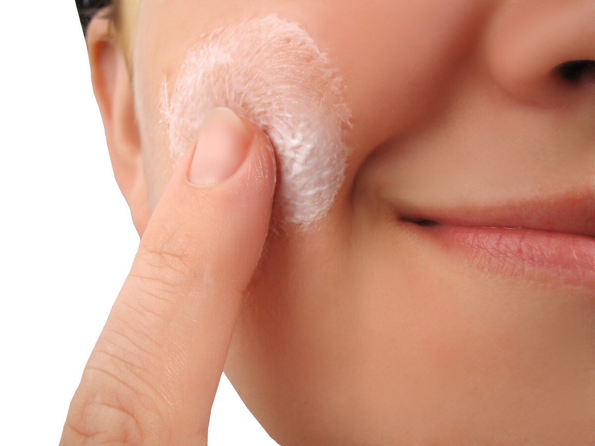 3. Use vaseline as a face moisturizer (vaseline wont clog your pores)