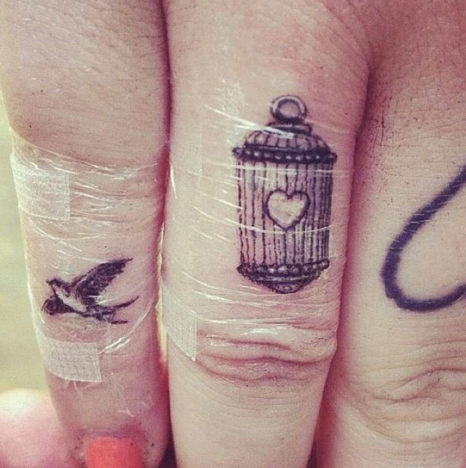   Beautiful Dainty Finger Tattoos For Women!