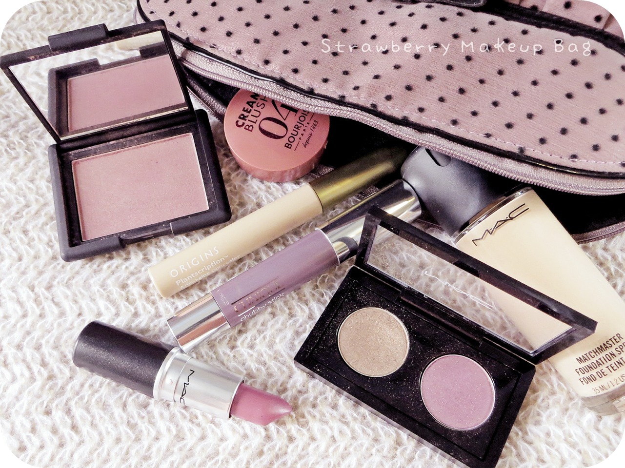 Optional: Your makeup bag filled with makeup if you wear makeup. I'll also bring makeup removing wipes if you plan on removing your makeup during gym. 💄