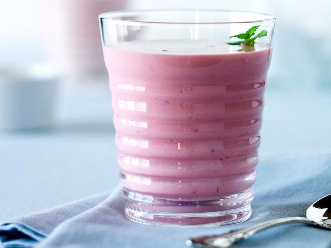 Now it's lunchtime! For lunch I'll have a thicker type of smoothie, something a bit more filling 😊 
I'll usually have fat free Greek yogurt, a banana and strawberries, or even a bit of low fat milk. 