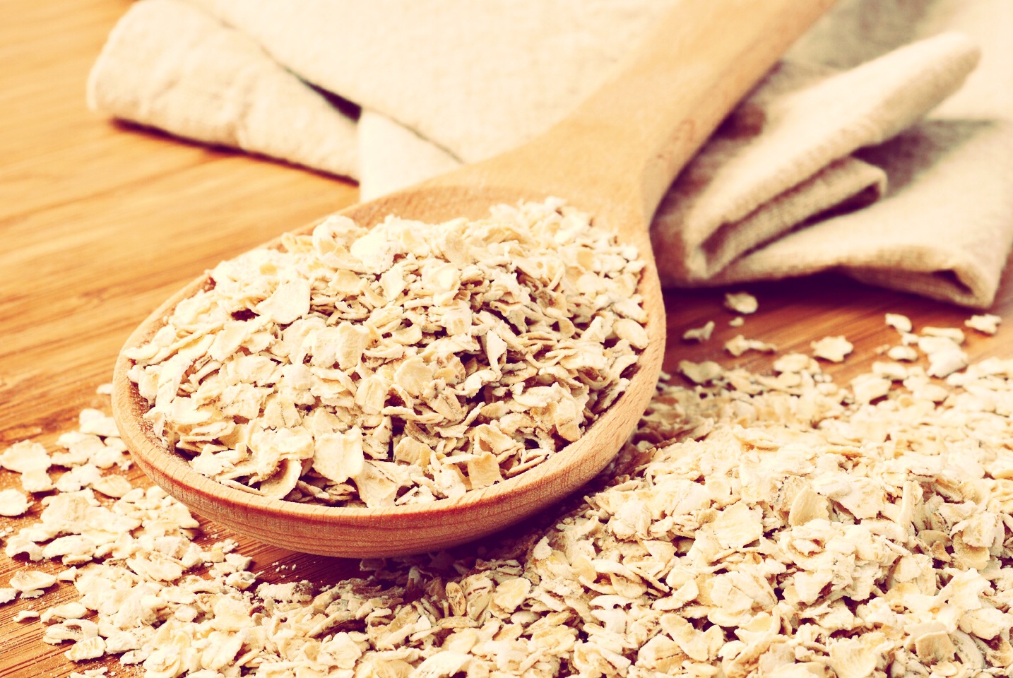 4. Oats
Oats and oatmeal are high in fibre, which helps you feel full – and satisfied – longer. Plus consumption of whole grains has been shown to aid in weight loss. For the best benefits, fill up on oatmeal for breakfast – try steel-cut oats if you've got the time, or instant oatmeal!